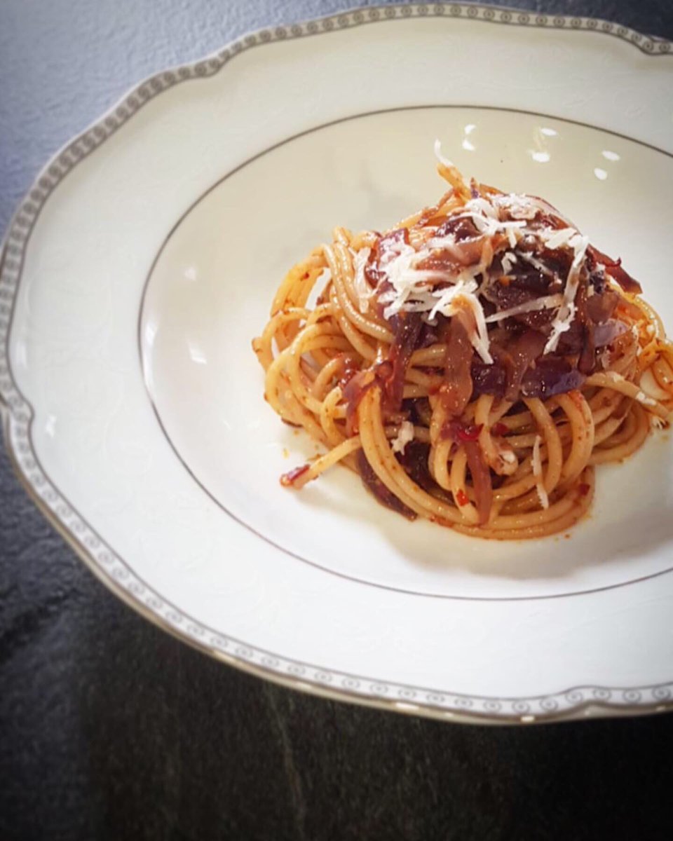 realGiuliano_S's tweet photo. Aujourd’hui direction les portes de l’Enfer, avec une recette qui vient tout droit du pays des vendettas et des chemisettes en lin : la Calabre. 
Thread « spaghetti con cipolle caramellate e ‘nduja », extincteur et lipides.⬇️ https://t.co/zjkWkB1vwo