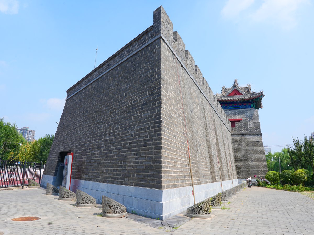 VisitBeijingcn's tweet photo. In #Beijing, there's a discreet yet enigmatic destination known as the Zuo'anmen #CornerTower. The recently reconstructed #attraction not only stands as a beacon of traditional Beijing culture but has also been transformed into a free and accessible library. #VisitBeijing https://t.co/MIcP6AOQ0k