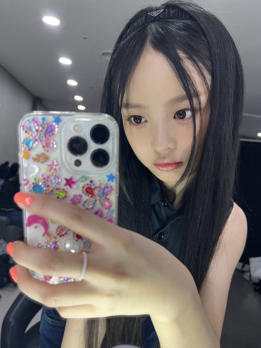 pinxnwhn's tweet photo. 하니의 거울셀카🤳🏻✨ https://t.co/KdBJxhpI9c