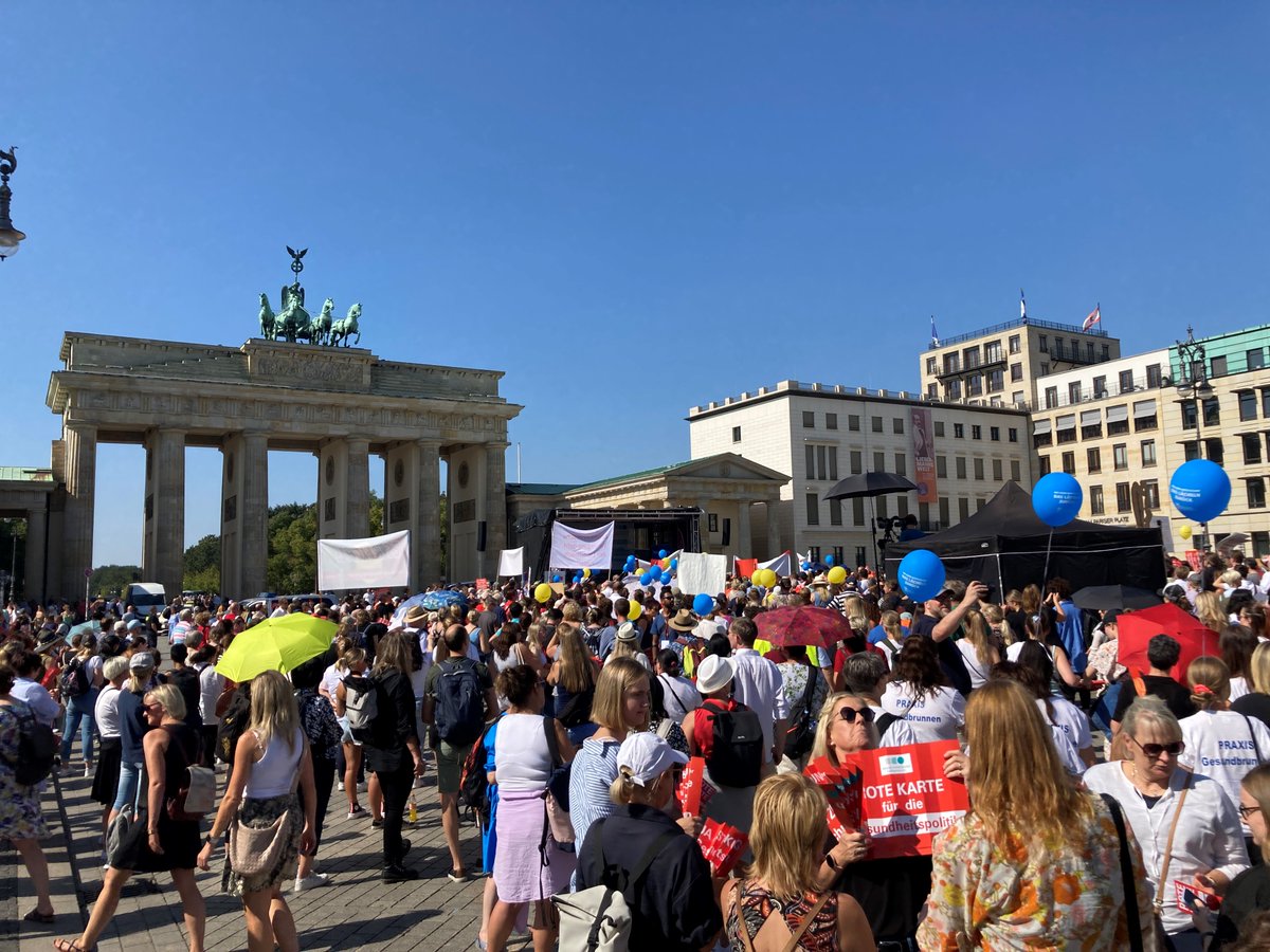 #rotekartefuerdiegesundheitspolitik: #BÄK-Vizepräsidentin Dr. Ellen Lundershausen und Erik Bodendieck, Vorsitzender der AAA, demonstrierten gestern gemeinsam mit dem @vmfonline vor dem Brandenburger Tor in #Berlin für mehr Wertschätzung für #MFA.