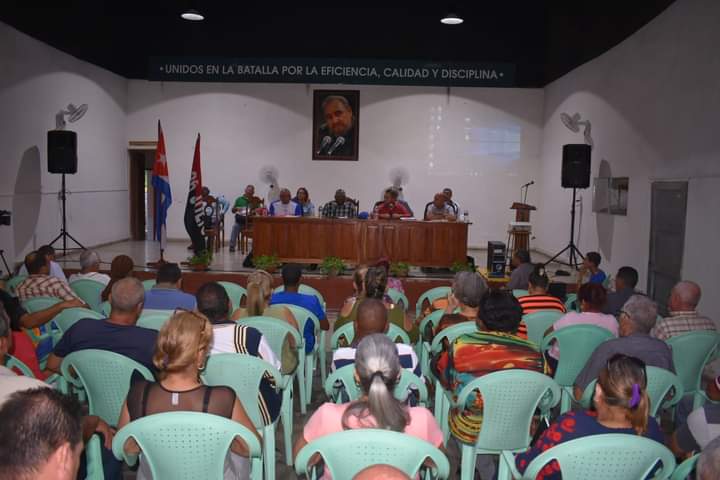 AlbertoLopezcu's tweet photo. En su segundo día de visita a la provincia el vicepresidente de la República @SalvadorValdesM chequea programa de producción de alimentos y atención social en el municipio de #SantoDomingo.
El vicepresidente alerta sobre control de las políticas de la Ley @SSANSSAN4 https://t.co/PcYXNw8MyM