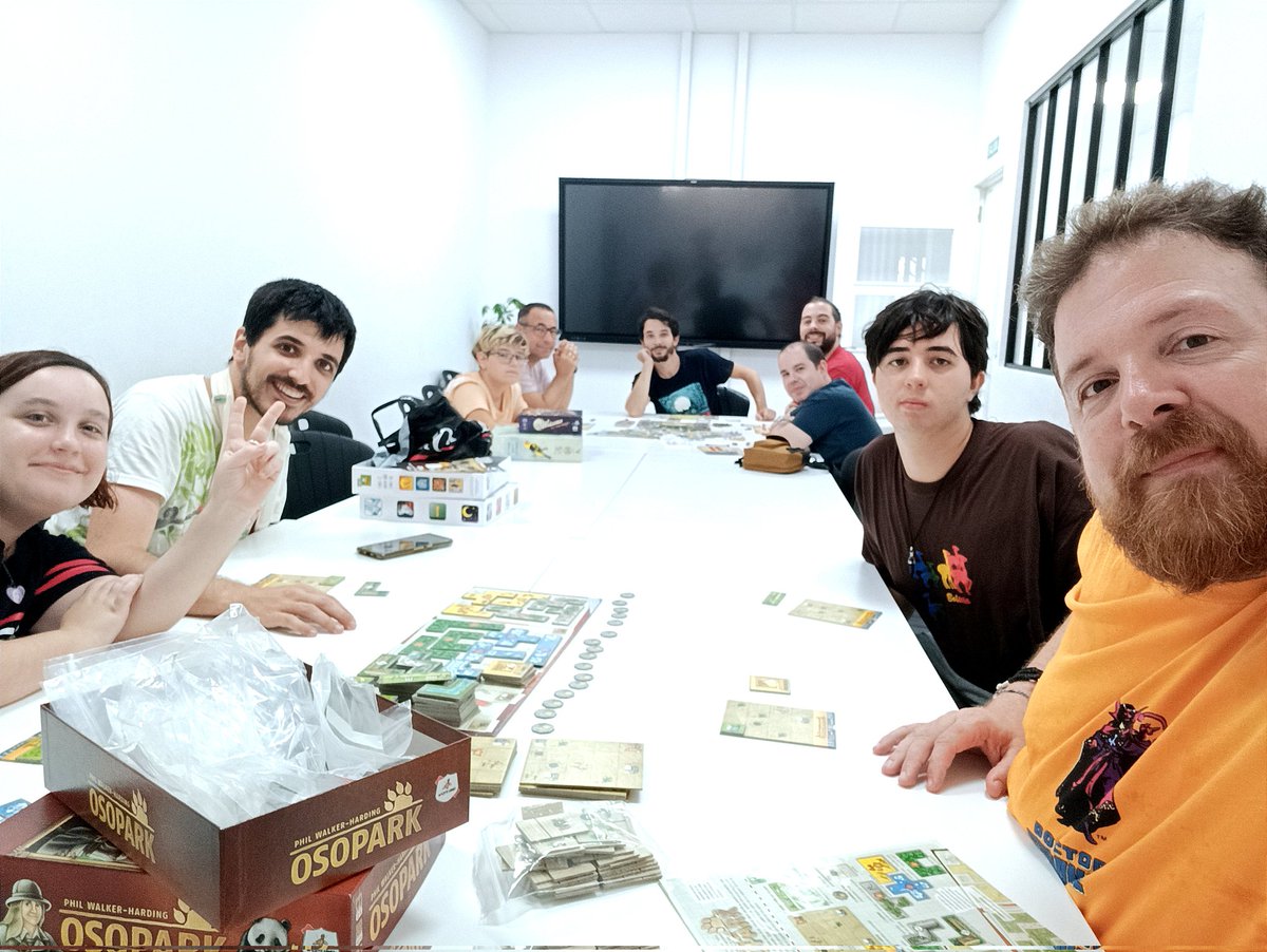 Tras las vacaciones de verano toca volver a las quedadas semanales de socios 😊 Gracias a British Academy Ceuta por cedernos una de sus espectaculares aulas para poder jugar.