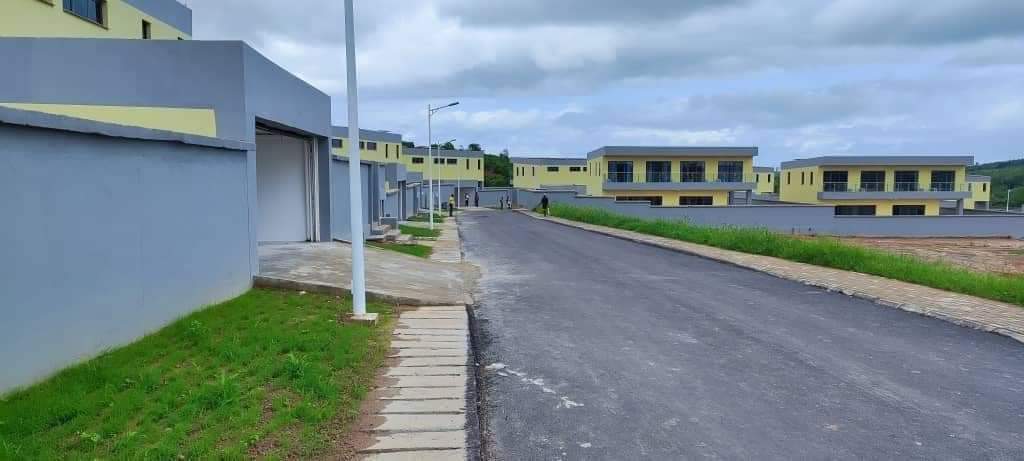 Badciss's tweet photo. #𝐂𝐀𝐍𝟐𝟎𝟐𝟑 🇨🇮
Cité CAN à  San- Pedro:
32 villas  de 5 pièces chacune, pour accueillir les équipes 
Bâtie sur 6,8 ha La Cité CAN est située à l'Ouest de la ville, sur l'axe San- Pedro / Tabou.
#ONS
#CMspirit
#AdoActions
#RhdpUneForce https://t.co/RtJeEuQl91