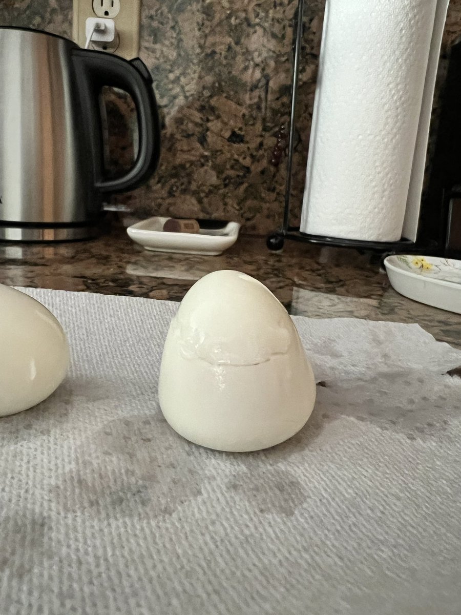 BEC_Parkerr's tweet photo. Dropped my boiled egg and now he look like Humpty dumpty https://t.co/OvM7Sua2Gq