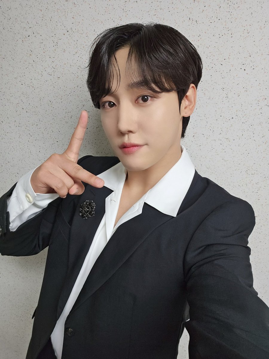 GoldenChild's tweet photo. [📸] 230909 #INK콘서트 

이장준 또 폭룡적인 미모로 잉크콘에 등장🎤 .ᐟ .ᐟ

저희 MC짱준 아껴주시고 성원해 주시고 격려해 주시고 신경 써주시고 사랑해 주셔서 감사합니다🐤🐶

#GoldenChild #골든차일드 #GNCD 
#이장준 #LeeJangJun https://t.co/aTjN8RDCEw