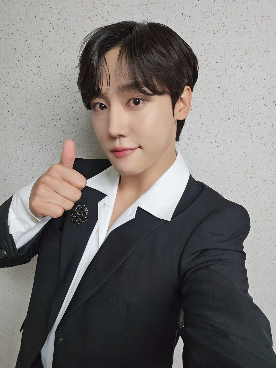 GoldenChild's tweet photo. [📸] 230909 #INK콘서트 

이장준 또 폭룡적인 미모로 잉크콘에 등장🎤 .ᐟ .ᐟ

저희 MC짱준 아껴주시고 성원해 주시고 격려해 주시고 신경 써주시고 사랑해 주셔서 감사합니다🐤🐶

#GoldenChild #골든차일드 #GNCD 
#이장준 #LeeJangJun https://t.co/aTjN8RDCEw