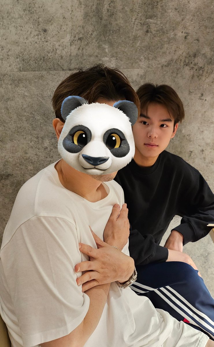 Gonghive24's tweet photo. 🤣เฉินไน๋ชัดๆ แบบไม่มีส่วนไหนที่แห้ง.. โอ้ยยย  แต่....จบแบบบ ปล้นเสื้อฉันอี๊กกกก 🥹หนาว https://t.co/c7FejU1Rph