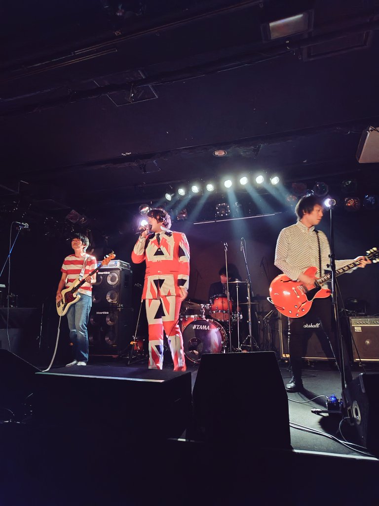 daikokuitabashi's tweet photo. ご来店くださった皆様♪投稿見てくださった皆様♪本日もありがとうございました❣️
明日から30℃超えの真夏日に逆戻り
体調崩さぬよう気をつけましょう♪
本家THE COLLECTORSライブ前日に盛り上がったコピーバンド #GLITTERMINT 🎸LIVE@沼袋
明日の渋谷も盛り上がる事でしょう🇬🇧
ご来店お待ちしてます🍊 https://t.co/3ppYhAUGfm