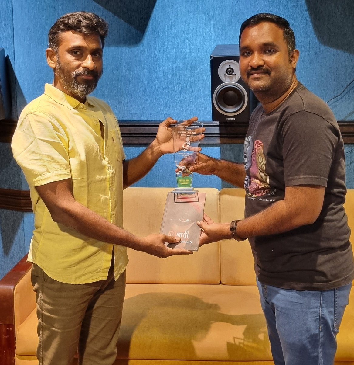 Cinemaatitsbest's tweet photo. PRESENTED #CAIBAWARD to
ANTHONY BJ RUBAN @anthoruban for #BESTSOUNDDESIGN
#KUTHIRAIVAAL
Congrats & all the best for your future projects sir 👏
@YaazhiFilms_
@Manojjahson
@Shyamoriginal https://t.co/9gLADwV6sg