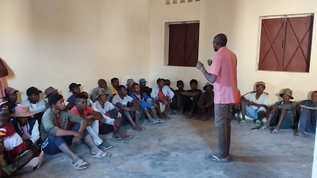 Community meeting with DAPRNE-MEDD in the field. Misaotra Tale! 👏 <a href="/FmhlMadagascar/">FMH Madagascar</a> 
@TeamKMCC 
<a href="/Rfenonir/">Feno Rakotoarison</a>