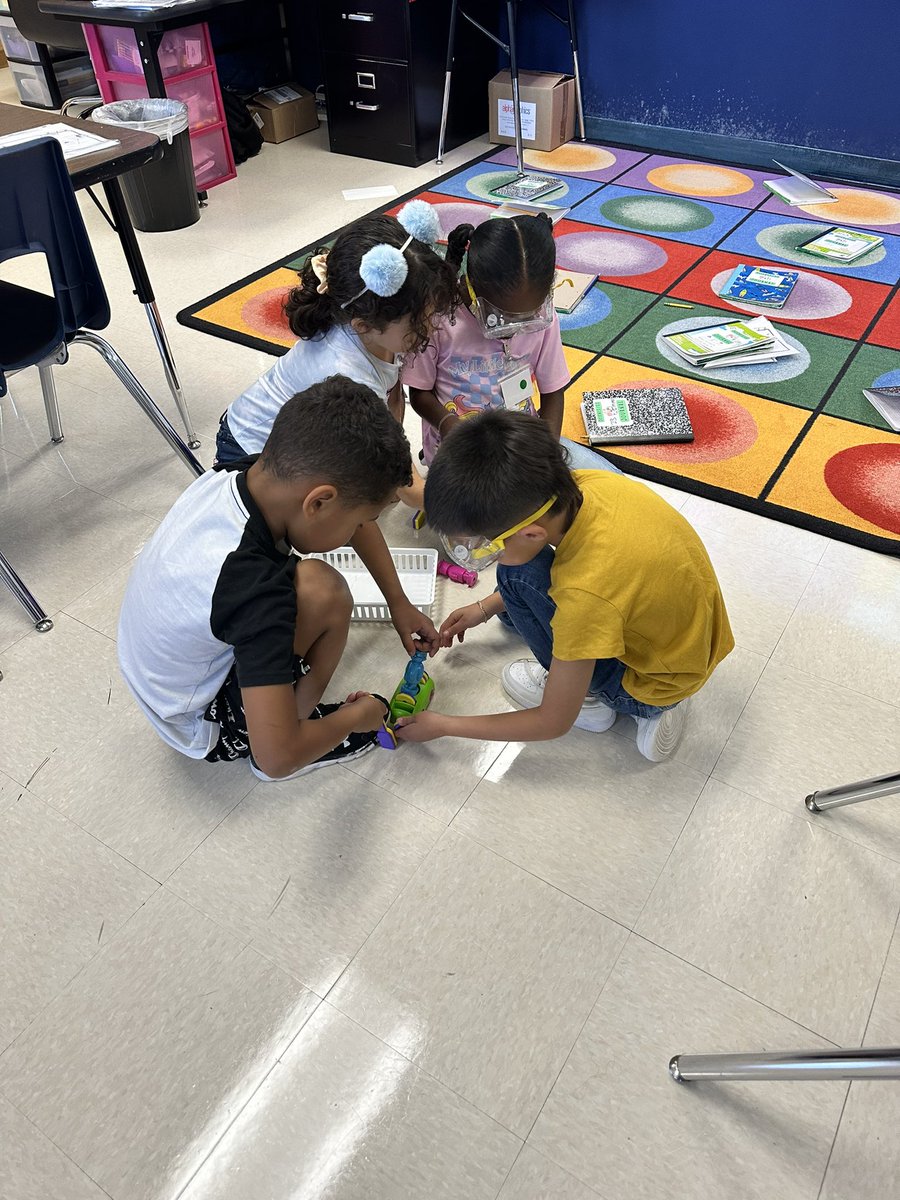 lisa_carrasco1's tweet photo. 1st graders @NISDMurnin had a wonderful time exploring tools in the science lab this week! @Ash_Santiago818 #readingmaps🗺️ 🫶🏼😀 https://t.co/arPYZ2tXaj