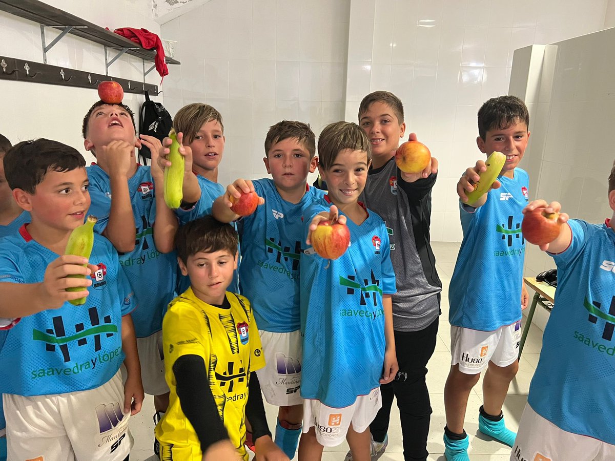 EIrmandinos's tweet photo. Hoxe o noso Alevin A disputo o torneo do Cedeira
Agradecer á Supermercado Outeiro de San Sadurniño a donacion da froita pa os nenos. https://t.co/QFuDPZFBJo