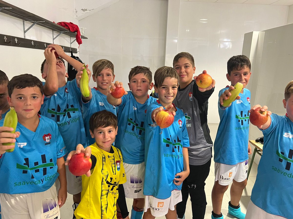 EIrmandinos's tweet photo. Hoxe o noso Alevin A disputo o torneo do Cedeira
Agradecer á Supermercado Outeiro de San Sadurniño a donacion da froita pa os nenos. https://t.co/QFuDPZFBJo