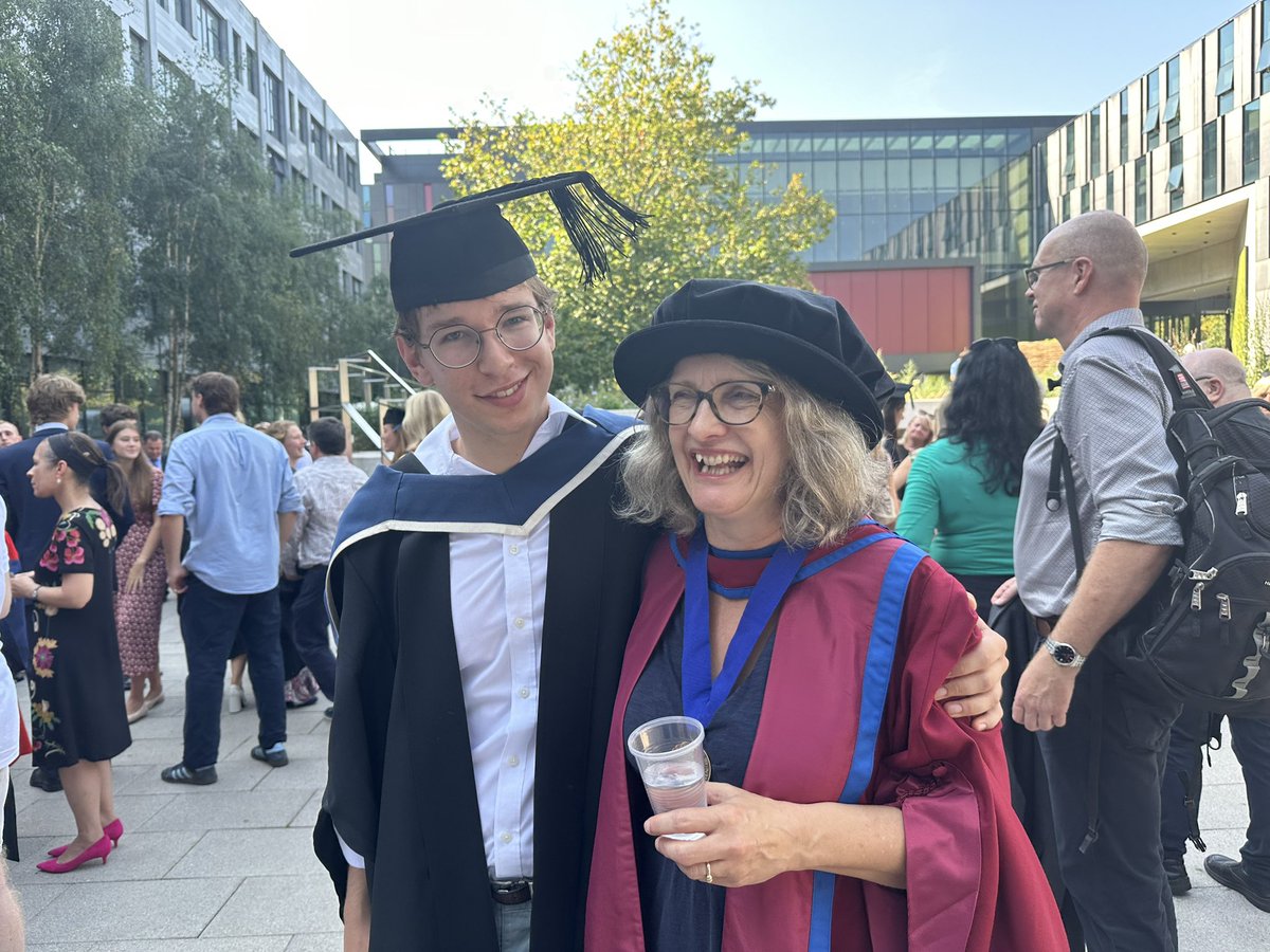 brookes_philos's tweet photo. Graduation on the hottest day of the year. Worth it to celebrate the achievements of an exceptional group of @brookes_philos students who produced work that wasn’t just good but wise. https://t.co/BoKfMwLjue