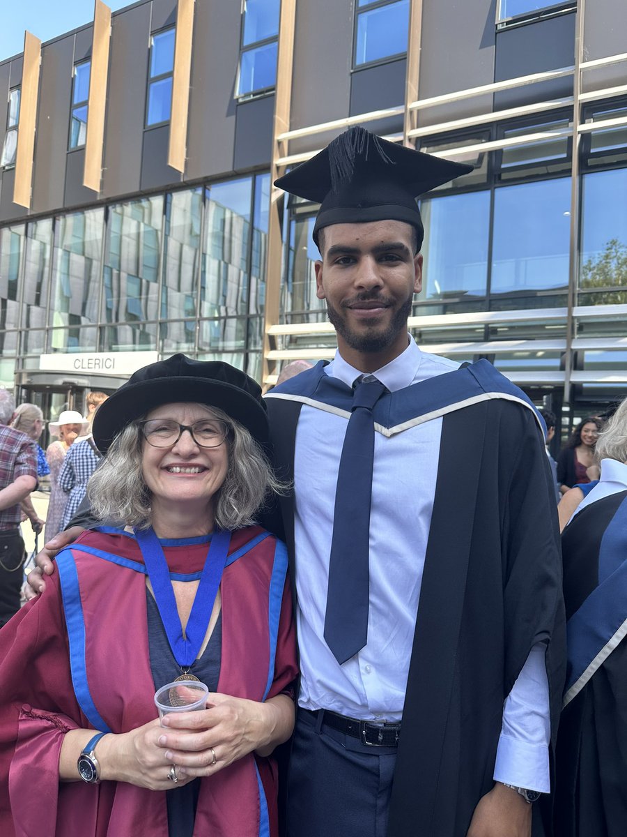 brookes_philos's tweet photo. Graduation on the hottest day of the year. Worth it to celebrate the achievements of an exceptional group of @brookes_philos students who produced work that wasn’t just good but wise. https://t.co/BoKfMwLjue