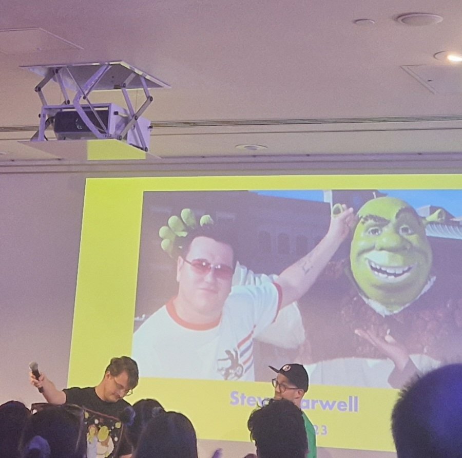 Had a very fun morning watching @BenSTravis and @samsummers0 discuss all things green at @Disniversity live! Just like an onion, the discussion had *layers*! 💚🧅