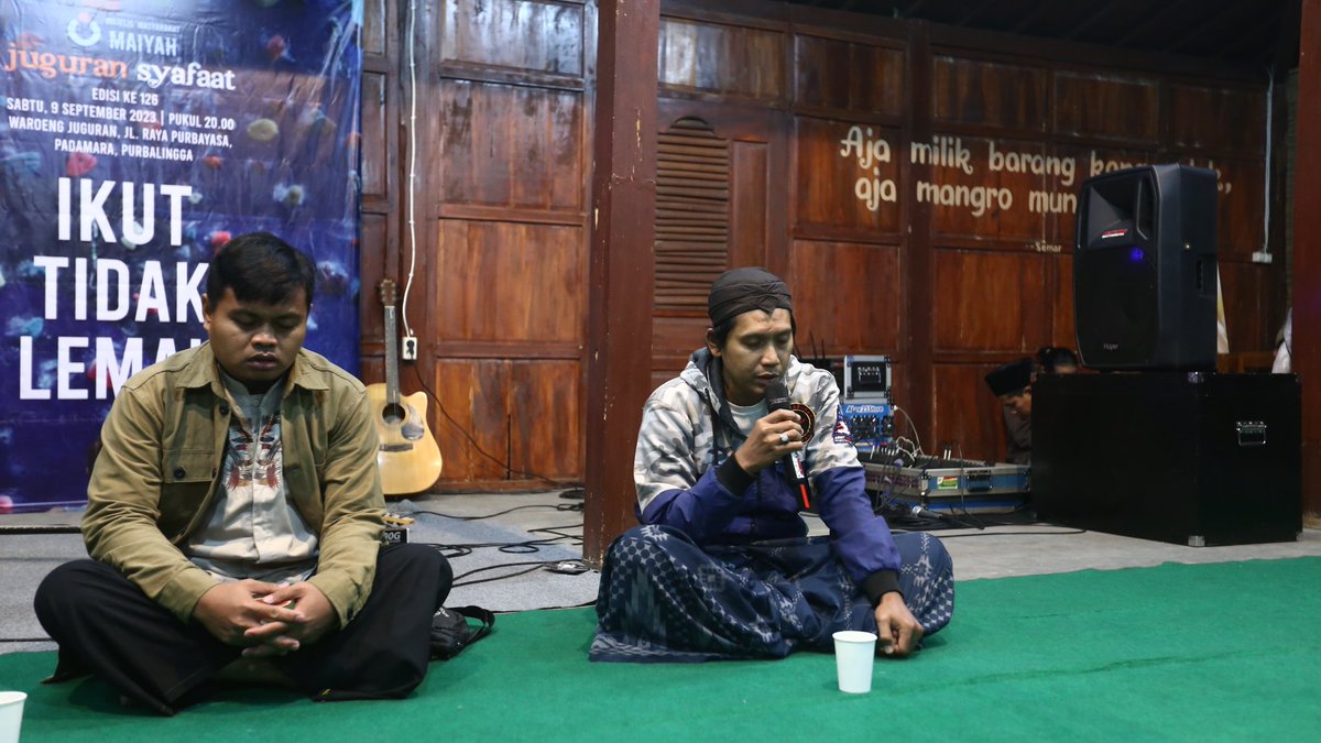 JuguranSyafaat's tweet photo. Pukul 20.00 WIB, Mas Risky membuka Juguran Syafaat September 2023 dan menyapa jamaah yang hadir, kemudian dilanjut Tawashshul dan Do'a Tahlil oleh Mas Aji. #JSSept https://t.co/ZKGdIEsdIg