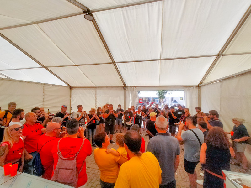 🎉 Gran ambient a les matinades de la #FMBellvitge, amb @grallerskib a la #GuinguetaRepublicana!

Donem així el toc d'inici de la Festa Major de #Bellvitge. Ens hi trobareu des d'avui fins el proper diumenge 17 de setembre! 🍻🌭🎉