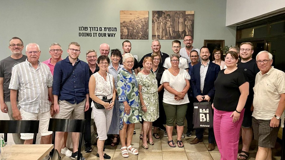 Shalom, and Salaam! Evening briefing in #Jerusalem followed by an exciting discussion on the Israeli-Palestinian #PeaceProcess. Yesterday, our Dr. @Steffen_Kudella met the @CDUBielefeld City Council, a diverse and expert @CDU delegation group from Germany.