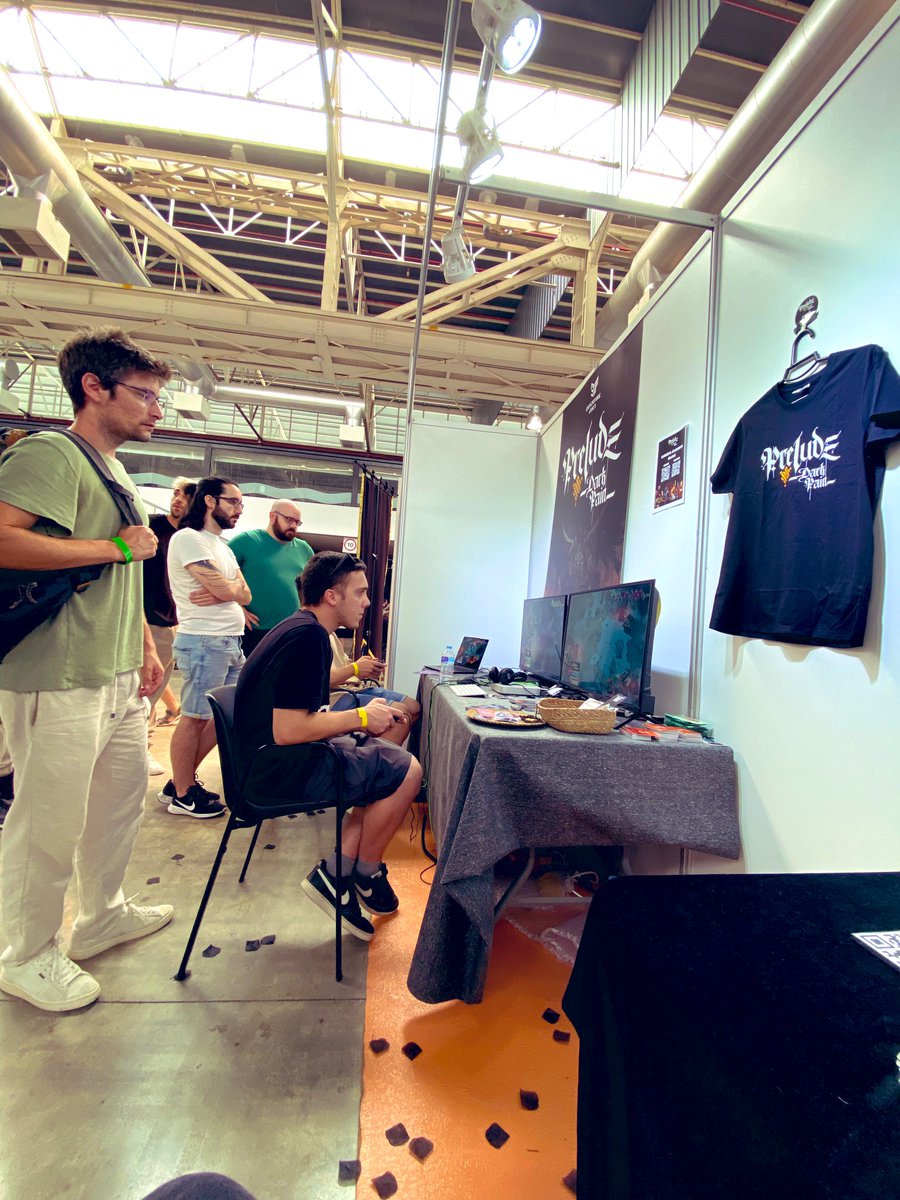 preludethegame's tweet photo. Pa que irse a comer si puedes venir a probar nuestro juego? Te daremos un par de sugus que teníamos preparados para @Pazos_64 para que no os de un bajón de azucar🔥👏🏼✨ #IndieDevDay2023 #indiedevs #indiegame https://t.co/NWHAS8NBRJ