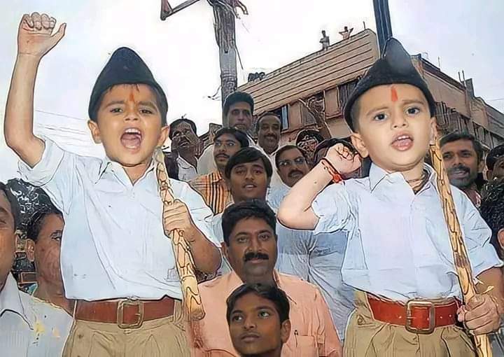 rajeshk93537888's tweet photo. जब कोई संगठन का #स्वयंसेवक किसी भी पद पर होने के बाद भी अपना सनातन #धर्म_संस्कृति की मूल पहचान को खुलकर निभाऐ या #भारत_माता की जय उसे  व्यक्त करें तब समझले की देश सुरक्षित हाथों मे है https://t.co/QK4uqAMw7O