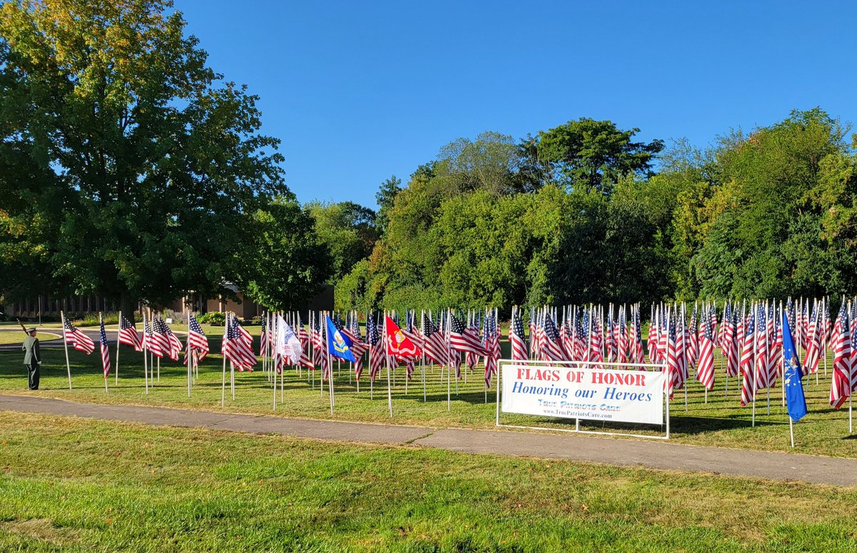 jcbastone's tweet photo. I just drove past this Memorial. A reminder to Never Give Up . #HonorAreFallenSoldiersUSA https://t.co/5tjVhYaFGA
