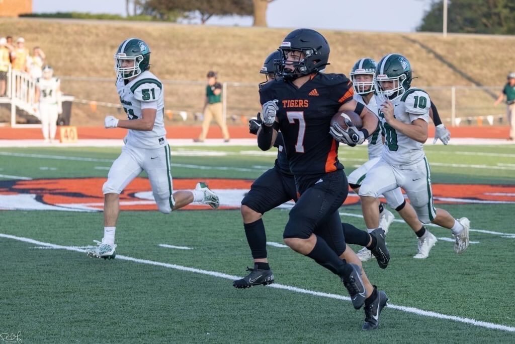 sportsinkansas's tweet photo. Brody Hayes of Clay Center (2-0) is one of the top all around players in 3A 🏈. He had eight total touches last night and scored in three different ways against Chapman, rushing TD, receiving TD and a kick return TD. 215 total yards.
Photo: Phil Frigon
#sportsinkansas https://t.co/zlNnkfirER