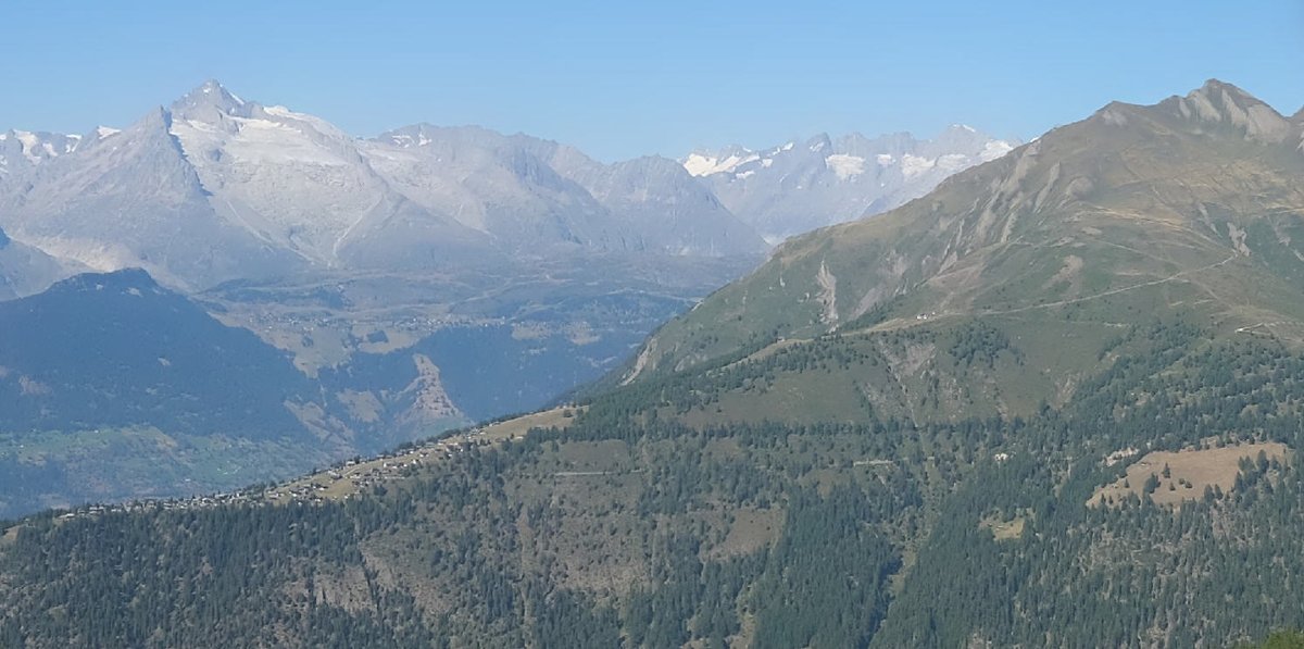 Alpenweerman's tweet photo. Blik vanaf #Rothwald richting de Walliser-Berner Alpenhoofdkam. In het midden vh beeld zijn de chalets van #Rosswald (2) te zien met rechts daarvan de nog nu nog groene skipistes tot net onder de top vh #Folluhorn (2655m). Takt #Rosswald 1800m 22.5°C ☀️ https://t.co/vAjnPbCf9D