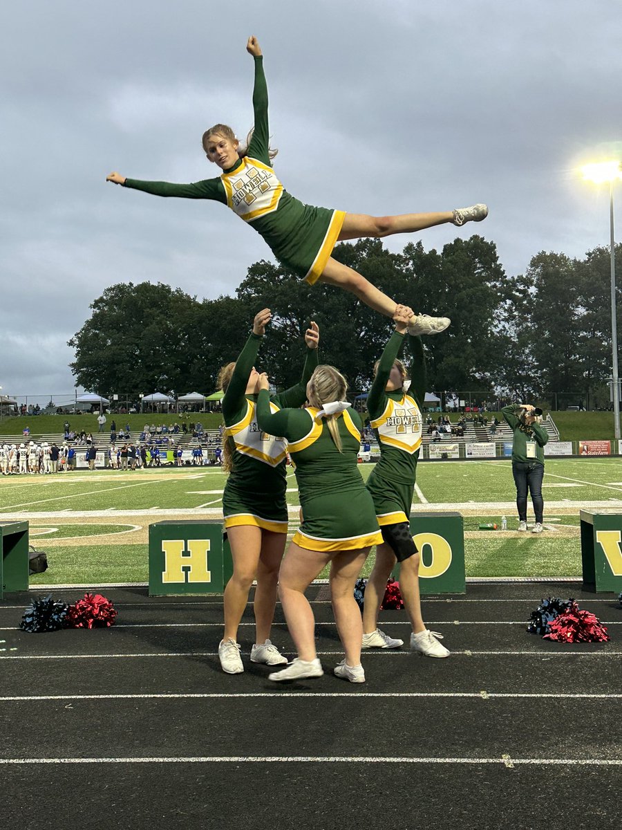 Howell__Cheer's tweet photo. Great night cheering on our team over Salem! Taking that win made it extra sweet! @HowellAthletics @HowellMISchools @FootballHowell https://t.co/K3CXt56XiW