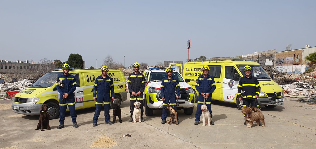 BomberosCbpc's tweet photo. 🔴Un contingente del Grupo Especializado en Localización y Rescate (GLR) del #CPBC con 7 bomberos y 4 perros se prepara para viajar a #Marruecos.
● "Las primeras horas son cruciales para encontrar vida entre escombros".
● El GLR tiene experiencia en catástrofes internacionales. https://t.co/oZs4bsOYwH