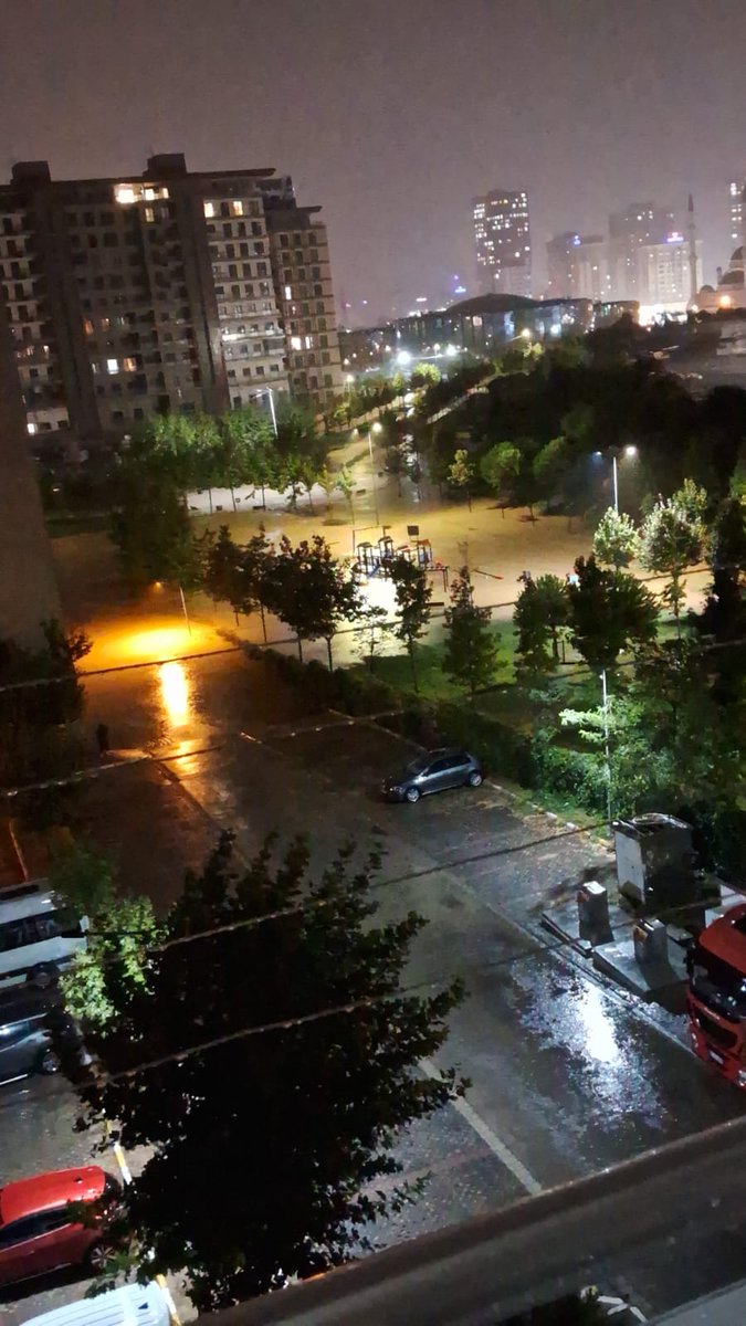 ytezol's tweet photo. Başakşehir Kayabaşı mah. Toki 19. Bölge 2. Kısım. Sel felakete göz göre göre geldi. Defaeten kurumları uyarmamıza ve hatalı projelerin düzeltilmesini bildirmemize rağmen her yağmurda yaşananlar bu şekilde.. https://t.co/R7Z0STj3n2