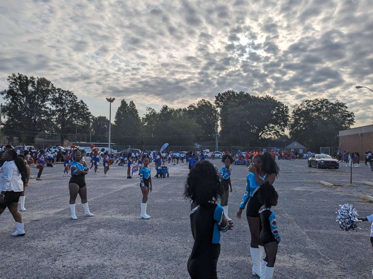 GatesofMemphis's tweet photo. Everything RIGHT with Memphis can be found in the Melrose High parking lot on the morning of the Orange Mound Parade. https://t.co/2dhTRLPN6S