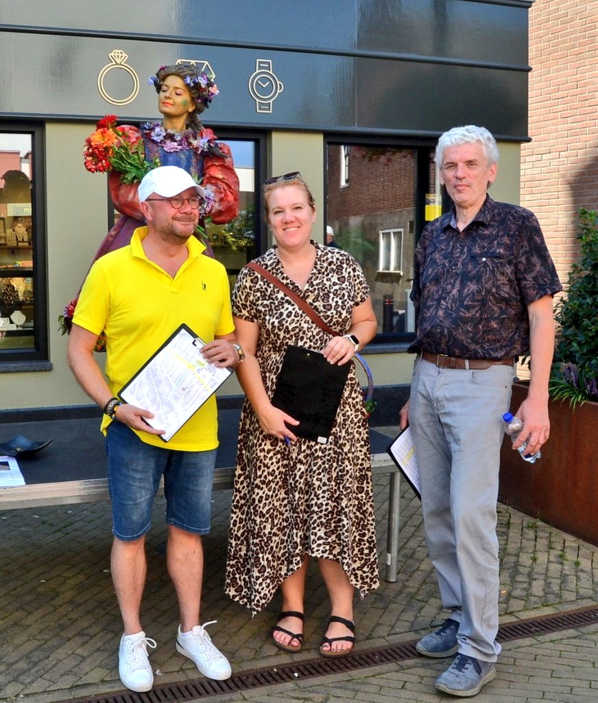 De drie juryleden, welk levend standbeeld is volgens hun de mooiste bij het evenement 'Living Statues and Art Festival' in #Sliedrecht Om 16.00 uur wordt deze bekend gemaakt en ook de publieksprijs. Er zijn heel veel formulieren ingevuld door de bezoekers.