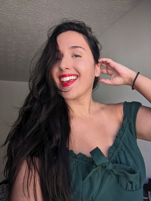 Friendly reminder that this is my ONLY Twitter account. All my socials are simple. NatashaZare. I only