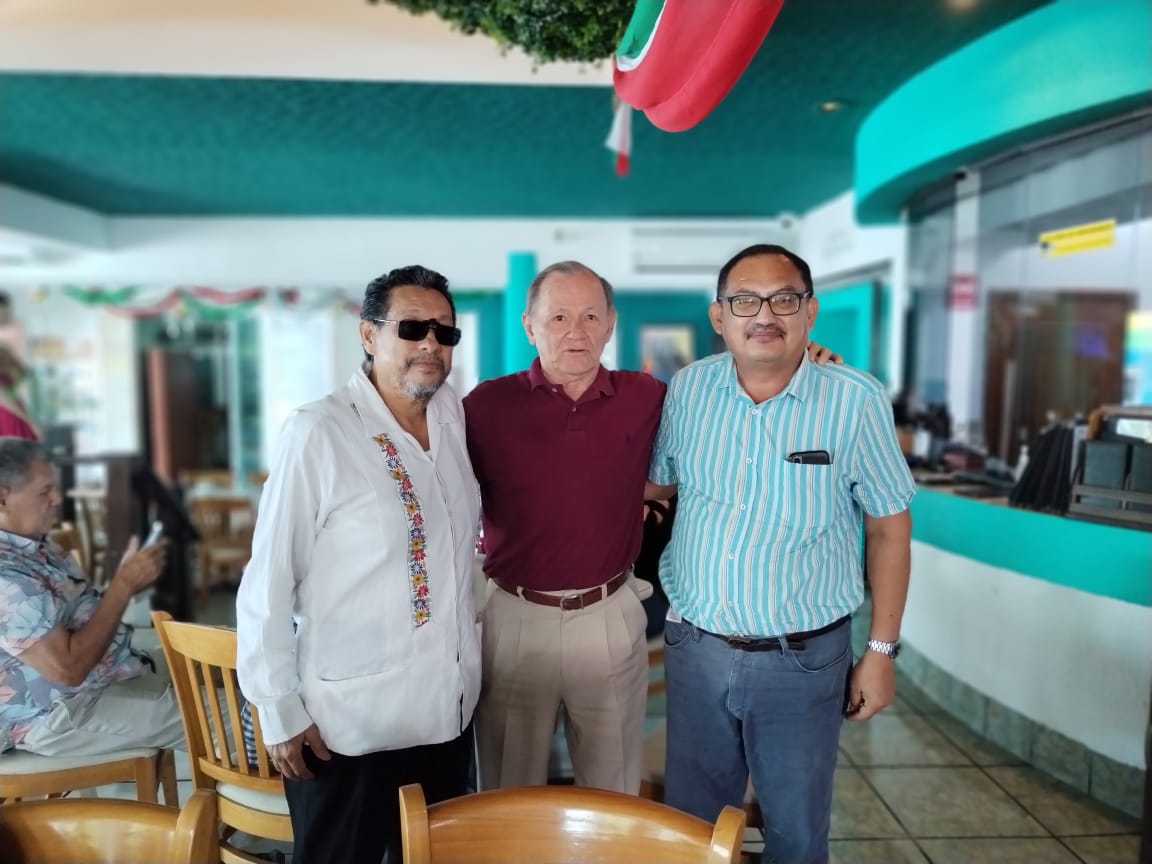 #Chetumal Un gusto saludar e intercambiar opiniones  con distinguidos y reconocidos paisanos en el Primer #BarrioMágico de #México el Empresario Hotelero Don #LaloÁngulo y el Mtro. <a href="/fermin_carrillo/">Fermín Carrillo</a> impulsor del #Ajedrez en el Estado #Colega <a href="/mapachestec/">@MAPACHESTec</a>
 <a href="/chetubien/">Comunidad Chetubien</a>
#QuintanaRoo