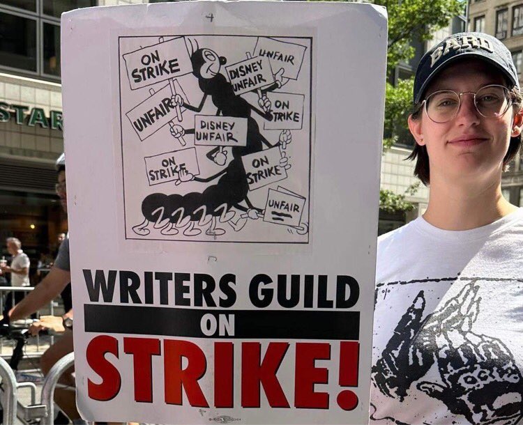 Finally there are #wga strikers using art from the #disney strike!
#WritersGuildofAmerica 
#thedisneyrevolt
theDisneyRevolt.com