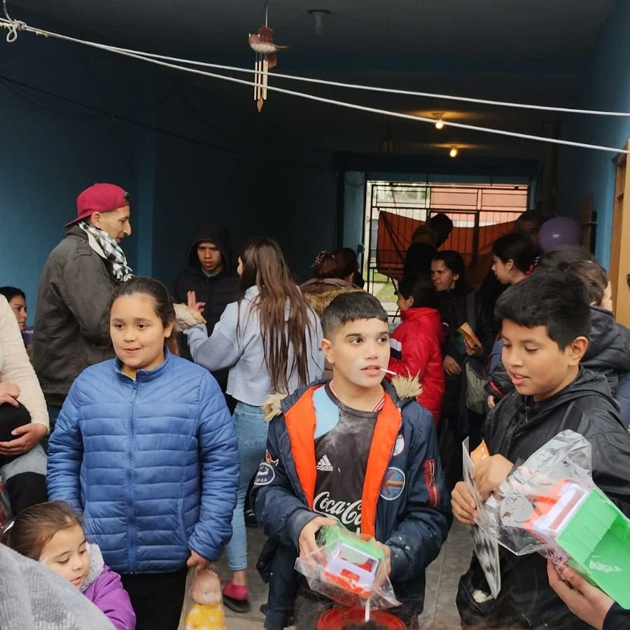 MPAPRENSA's tweet photo. MPA LA MATANZA

Los cros y cras del MPA de Villa Scasso del Centro Barrial Latinoamerica, pudieron organizar y celebrar el Día del Niño, no sólo con el esfuerzo de todos ellos, sino gracias a la solidaridad del cro Pablo Ayala. Solidaridad popular y lucha por la justicia social https://t.co/JAQNah6vrB