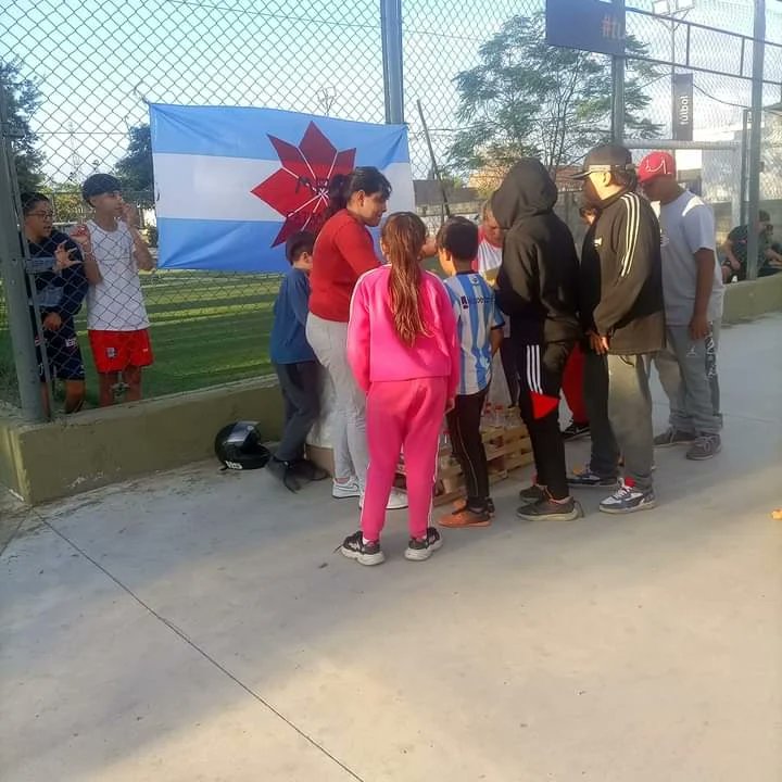 MPAPRENSA's tweet photo. MPA CATAMARCA

Sigue la militancia cotidiana de nuestros compañeros y compañeras de Catamarca, ejemplos de solidaridad popular. 

Merienda del día de hoy en plaza Bella vista, chocolatada con pan casero, bizcochuelo y golosinas para los chicos que siempre nos esperan. Gracias ✌️ https://t.co/Doqzu0B9VM