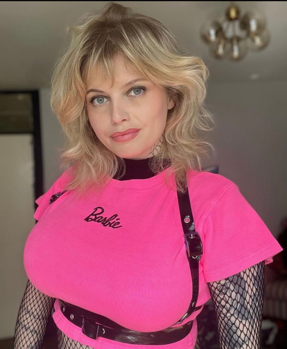 Would you play with 1993&rsquo;s quickly discontinued &lsquo;S&amp;M Barbie&rsquo;? https://t.co/itAeSBNLJw