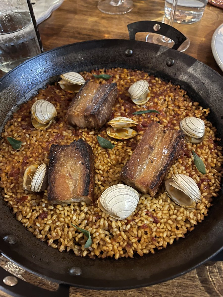 Jamon Bone & Sherry Braised Bomba Rice with Pork Belly & Clams ….. this made me a happy man.
Absolutely bloody delicious 😋 😋

#PorkBelly #BombaRice #Jamon #Clams #Sherry #Asador44