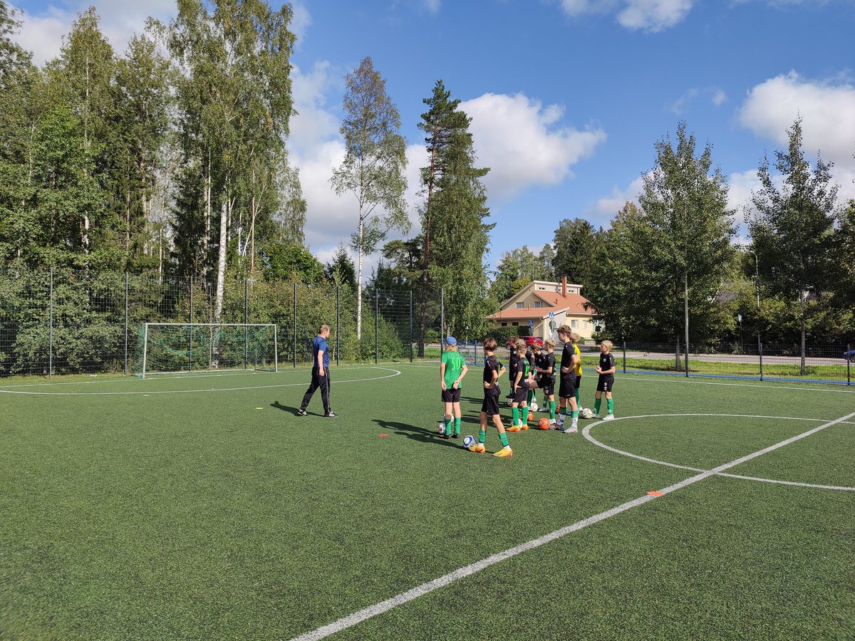 TonTik1980's tweet photo. Korson Palloseura järjesti tänään Palloliiton Futsalintro koulutuksen.
Kouluttajana toimi Matti Anttonen. Tästä on hyvä käynnistää seuran futsaltoimintaa. #palloliitto #kopse https://t.co/3nqljVMmRM
