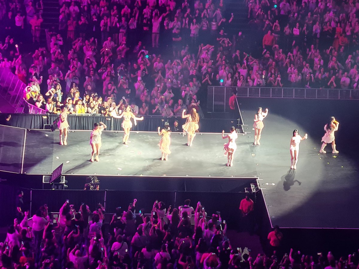 WarGamerWolf's tweet photo. Tour tee 1 แตแถ ยฒ
#TWICE were amazing, I just wish I had a better camera (or seats, god knows they cost enough) But that aside, I'm so beyond happy I got to see my absolute fave band live โ๐ผ๐ซฐ๐ผ๐ค๐ผ ๐ #LondonO2arena #Kpop (7 Sept 23) https://t.co/1Xnc1ktsYU