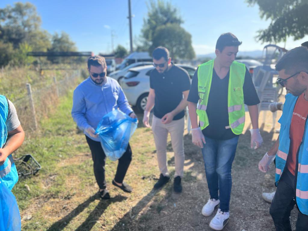yilmazmcht's tweet photo. Bugün, daha temiz bir çevre için arkadaşlarımızla bir araya geldik. 

Şehirlerimizi daha yaşanılabilir kılmak ve bir farkındalık oluşturabilmek adına bir temizlik etkinliği gerçekleştirdik. Daha temiz bir gelecek için her daim doğa ile bir arada, daima yanındayız. 

Başta Cemre hareketimizin gönül elçilerine, Gençlik Kolları Teşkilatımıza teşekkür ediyoruz.