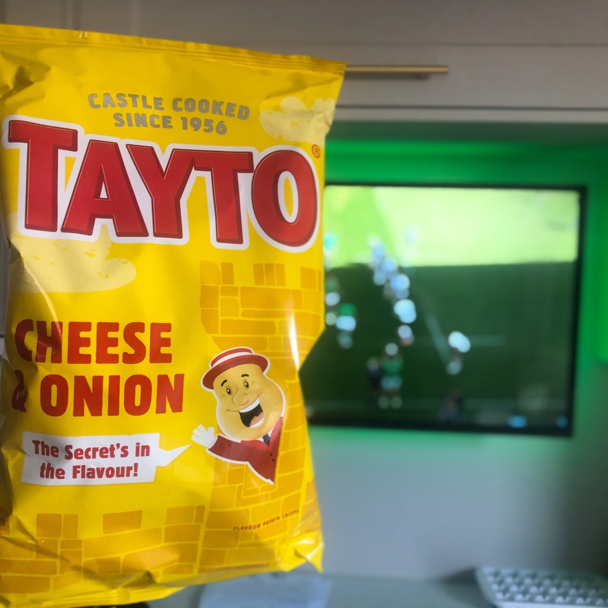 TheIrishClubHQ's tweet photo. Taytos + Irish Rugby = The perfect day out! 🏉🥔
#Taytos #IrishRugby #PerfectDay #TheIrishClub https://t.co/vG0FsfxqFx