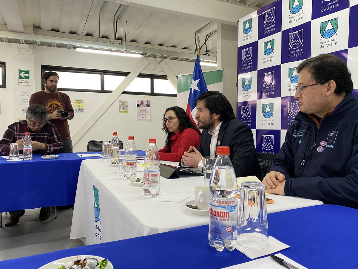 UdeAysen's tweet photo. Participan la Gobernadora Andrea Macías, Delegado Presidencial, Rodrigo Araya, Seremi Educación, Isabel Garrido, Seremi de Bienes Nac, Irina Morend,  el Diputado Rene Alinco y la diputada Marcia Raphael;  el Alcalde Carlos Gatica y las consejeras Marisol Martinez, Paula Acuña. https://t.co/a2tY5WMieU