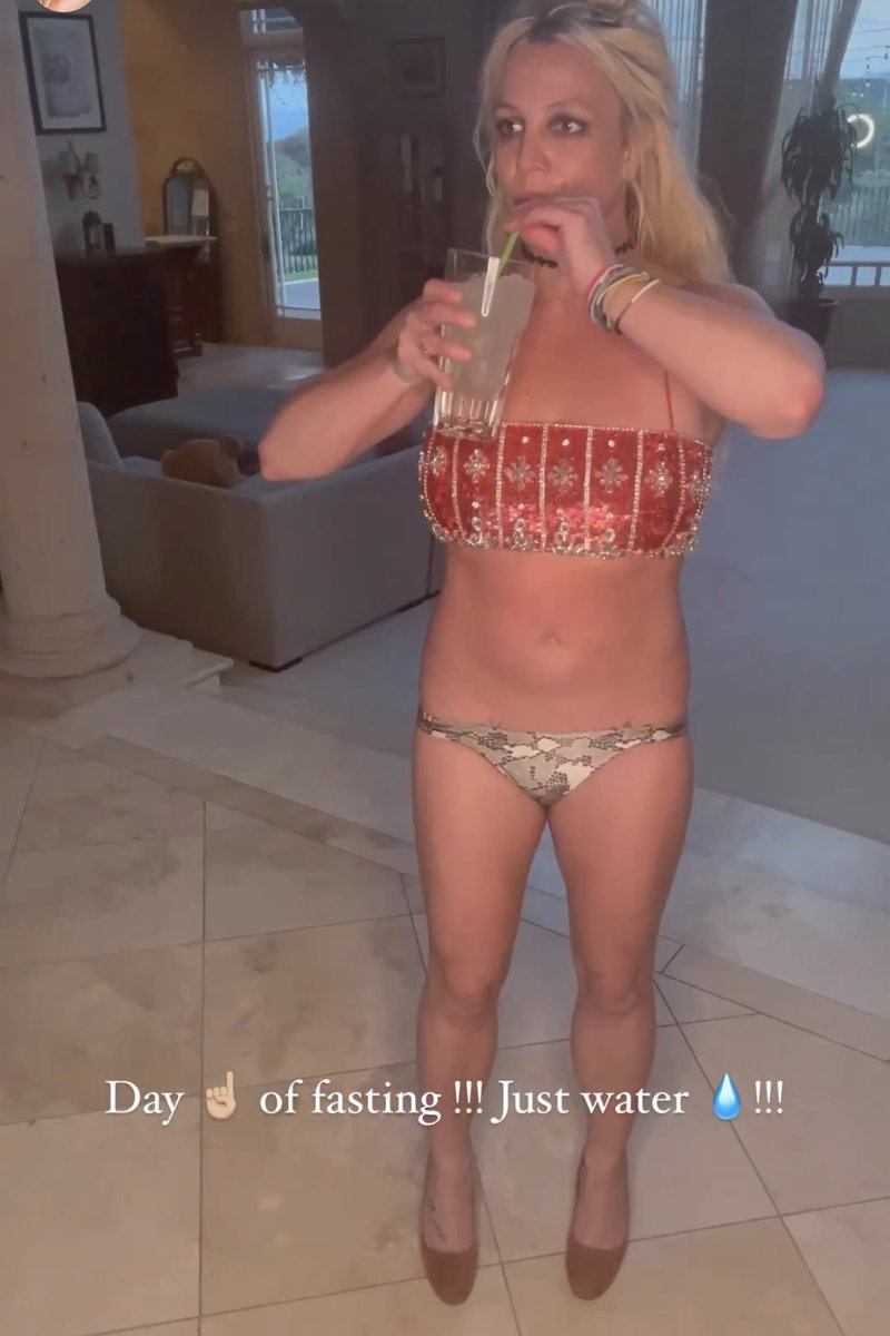 BritneyTheStan's tweet image. Britney Spears reveals she has started fasting: “Just water 💧!!!”