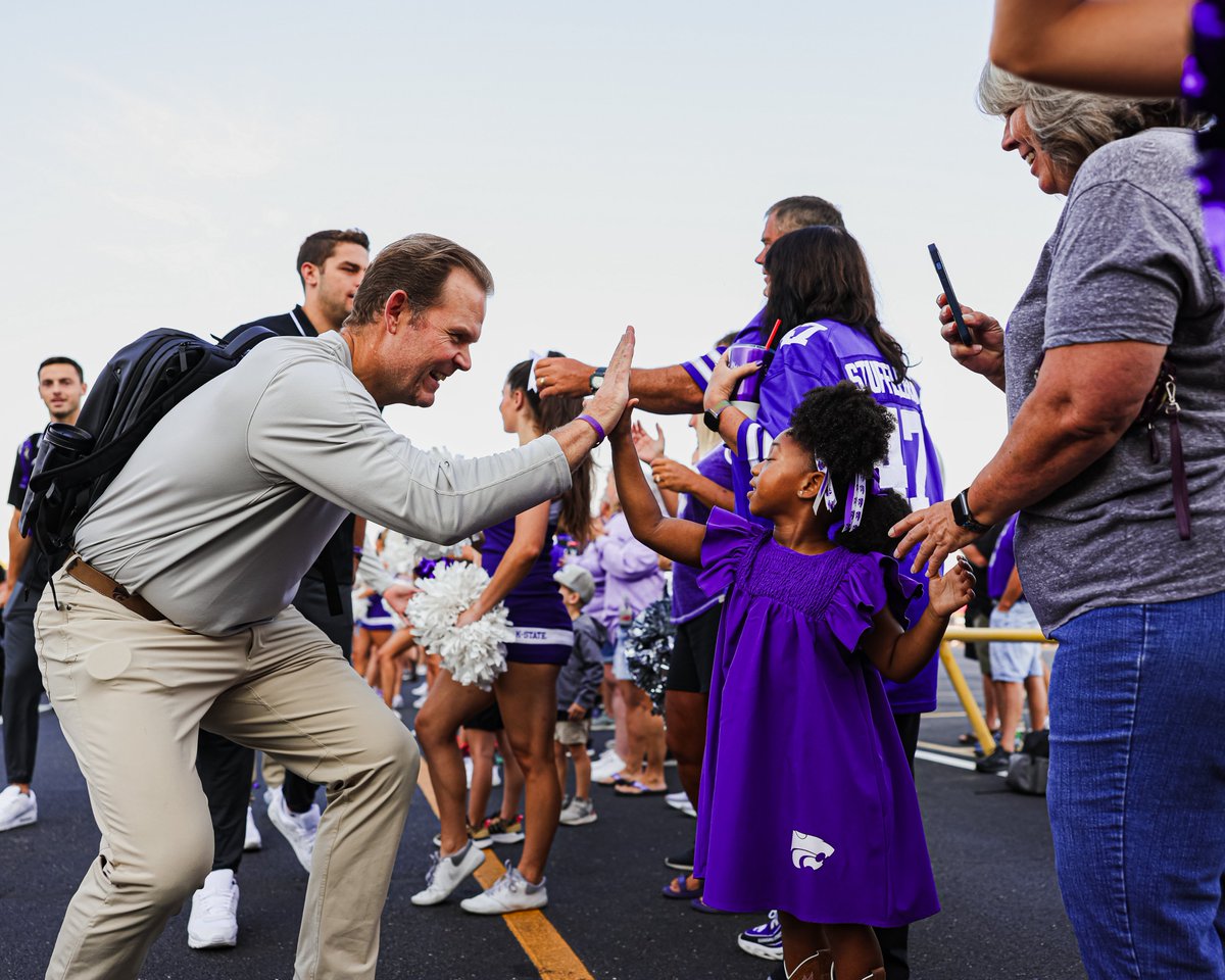 kstatesports's tweet photo. Girl power at the Bill 💪

#KStateFB https://t.co/d7egrziYvG
