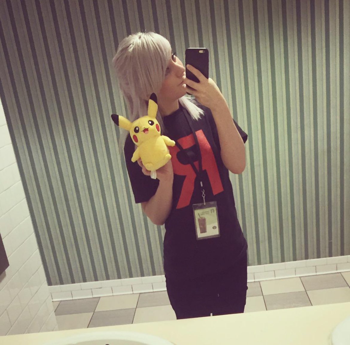 I think I want to bring back platinum blonde Nicole. She was such mood 😈🖤