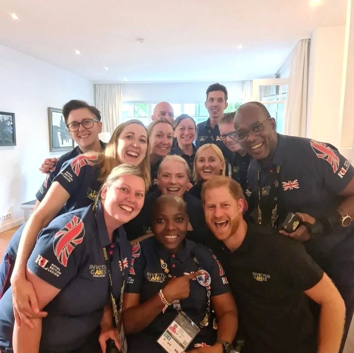 Today, team 🇬🇧 had breakfast at the British consulate in Dusseldorf and was joined by Harry. #InvictusGamesDüsseldorf 📸: lizzylee738