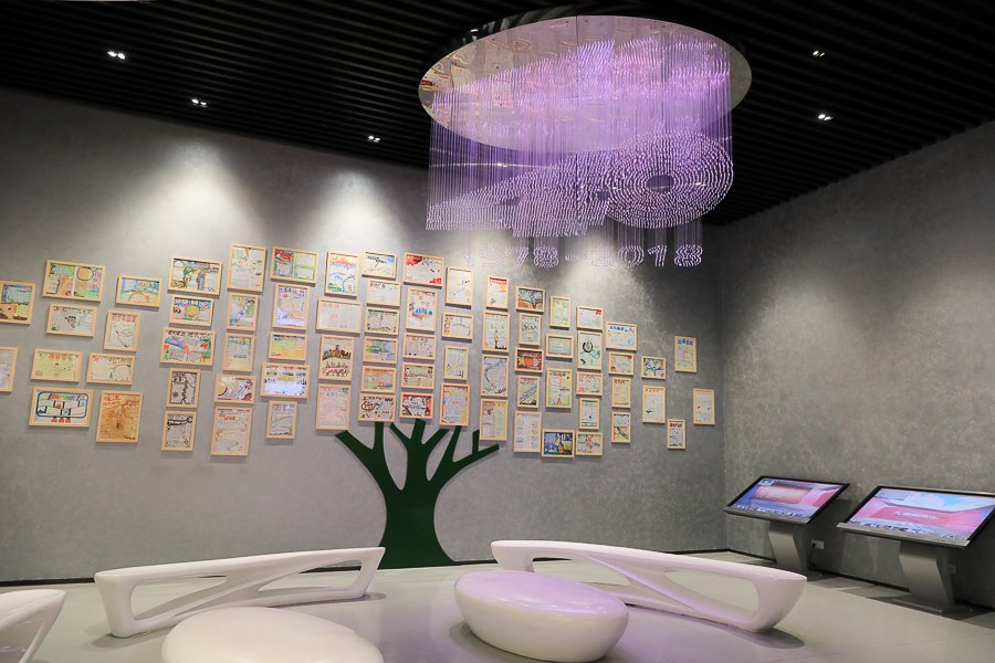 NicolasMaduro's tweet photo. Extraordinario recorrido por el Museo de Planificación Urbana y Arte Contemporáneo de Shenzhen, donde vimos la experiencia exitosa de desarrollo de esta importante Zona Económica Especial. Nuestro saludo y compromiso por una amistad que será eterna. https://t.co/fVDtws9H4d
